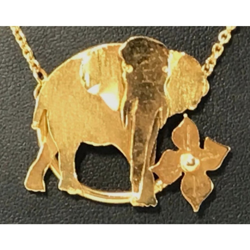 Vintage Y2K Gold Tone Elephant with Dimensional Flower Pendant Necklace Hematite